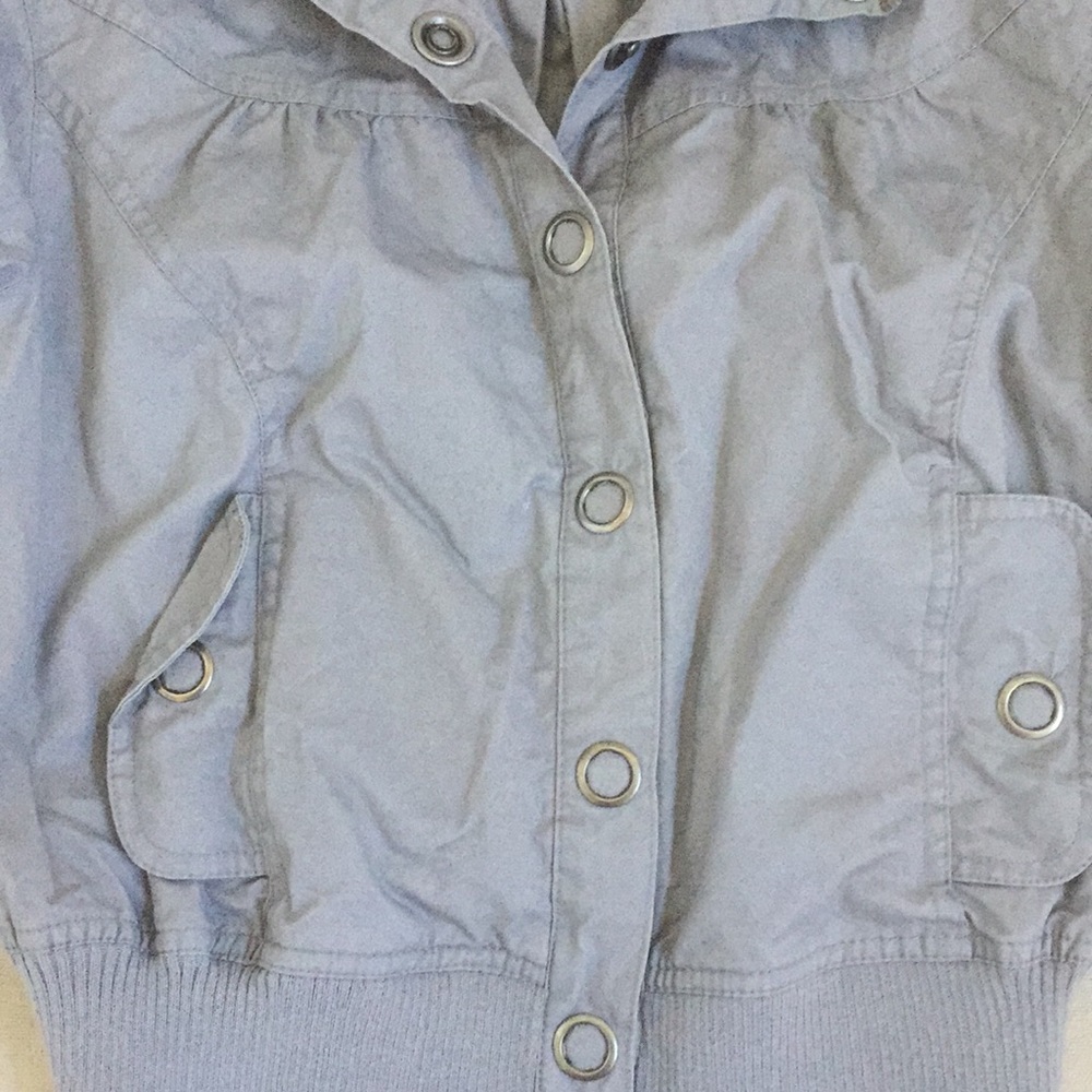 Gray jacket. - Picture 4 of 8